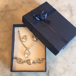 NWOT faux pearl and diamond set